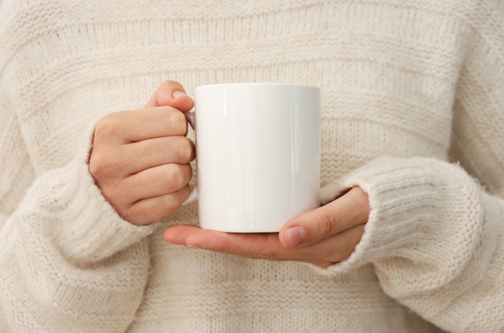 Person holding a mug 