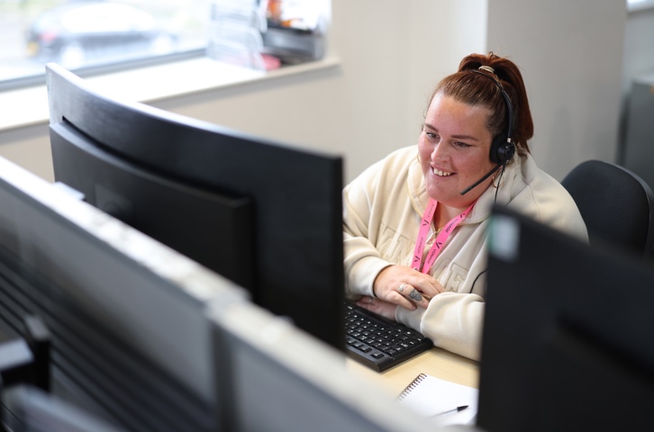 Magenta Living colleague speaking to a customer.